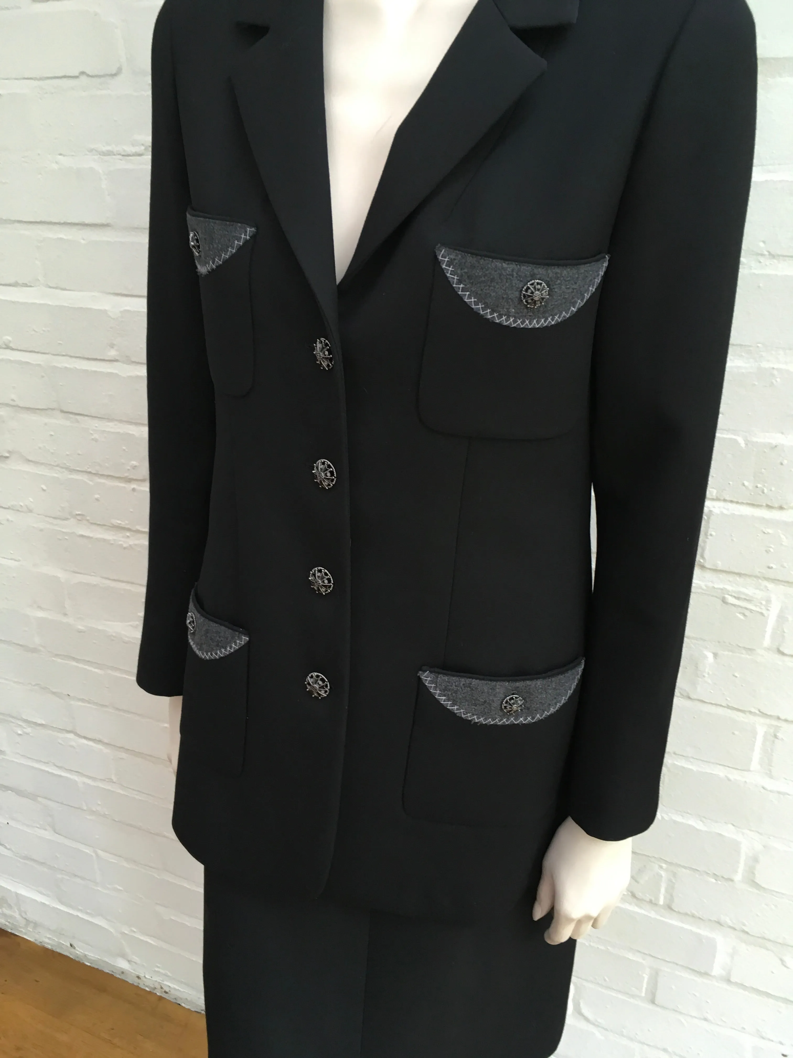 Chanel 08A Black Wool Jeweled Iconic 2-piece skirt suit F 40 UK 12 US 8 Ladies